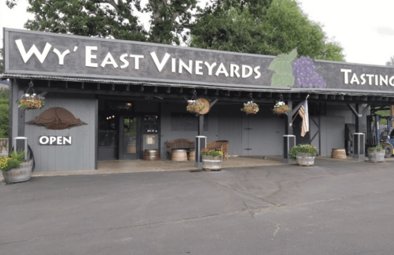tasting room hood river winery wy'east vineyards