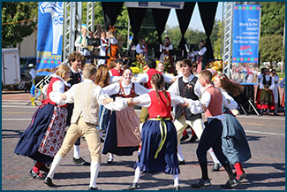 lindsborg dancers at astoria scandinavian festival