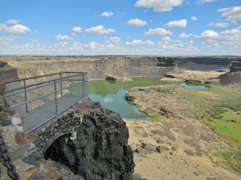 Dry falls overlook geologic rock formations
