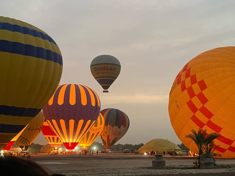 hot air balloons with girls on the go