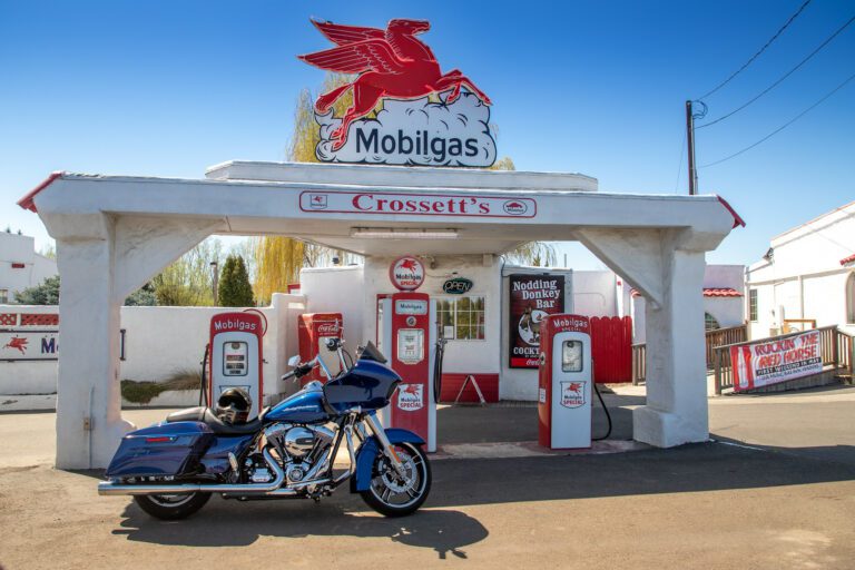 crossetts in ellensburg washington retro gas station roadside attraction 